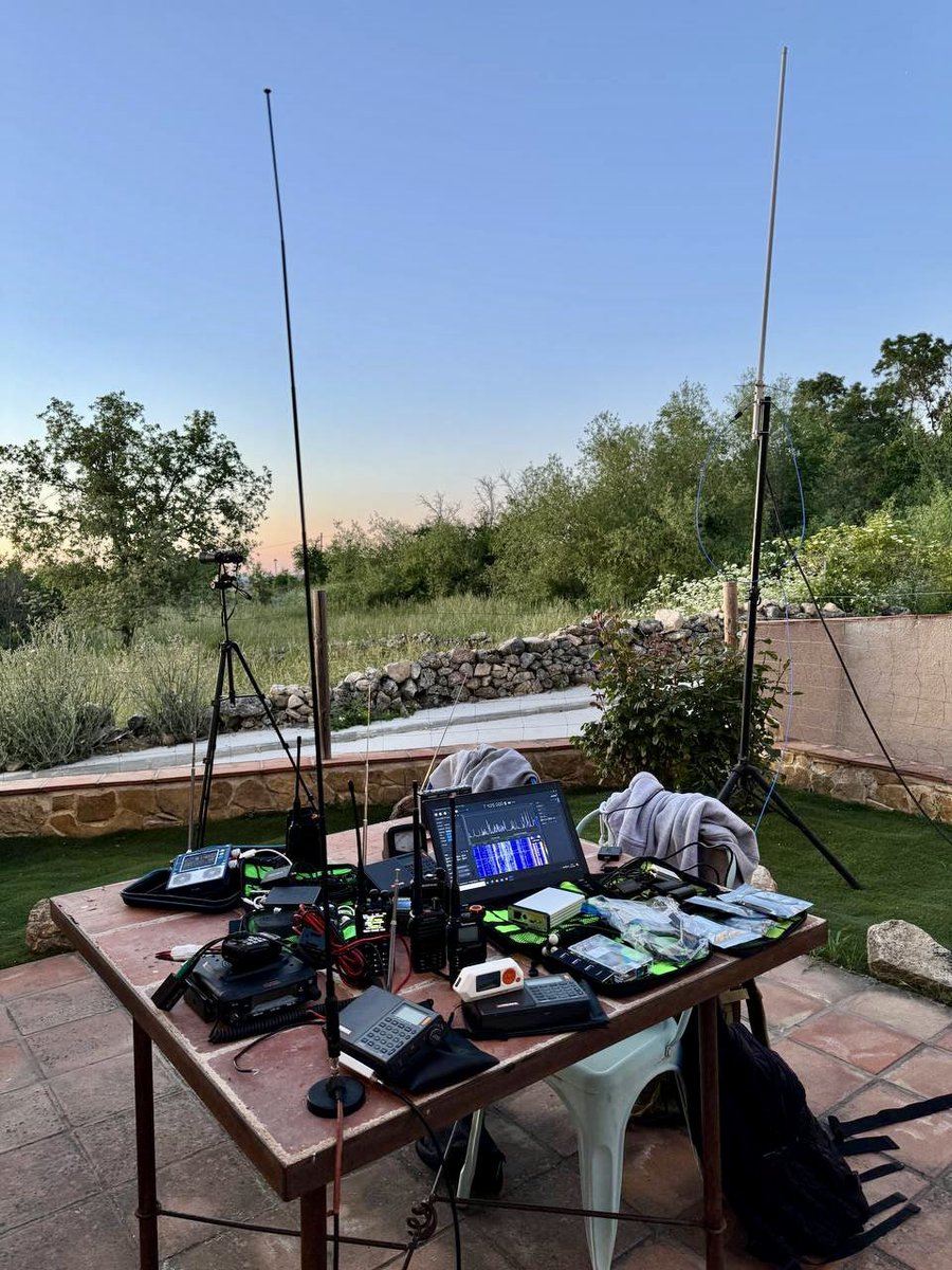 RadioHacking's tweet image. Un grupo de personas en un lugar remoto. Decenas de radios y SDR. Creo que esta noche será larga… 😉
#SDR #Airspy #COMINT #SIGINT #Hamradio 📡📻