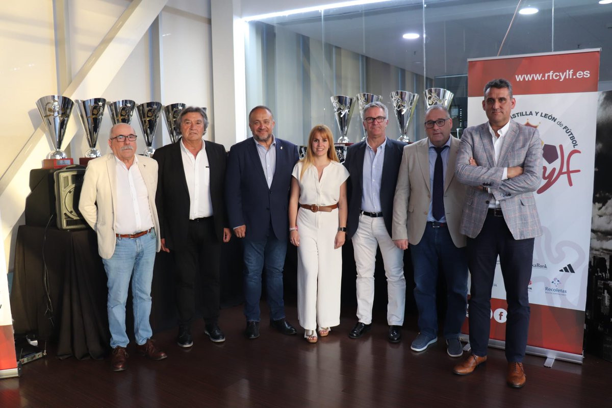 El presidente de la #DiputaciónDeLeón, @courel1966, y la diputada de #Deporte, Patricia Martínez, asisten a la Gala Final de Temporada del Fútbol Leonés organizada por la @FCyLF.