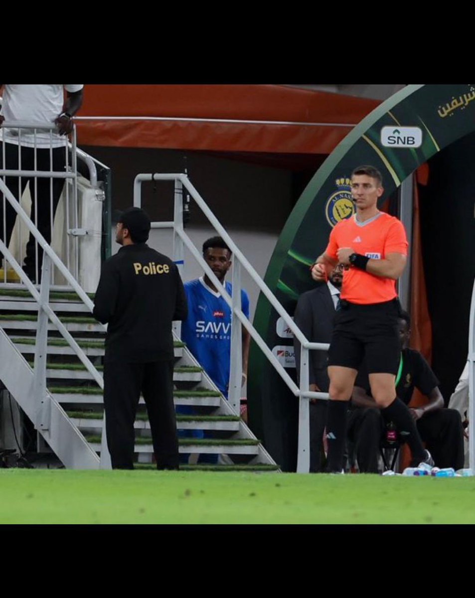 munif11's tweet image. #الهلال_النصر_نهائي_كاس_الملك 
هاللاعب يعتبر ذكي جدا استطاع ان يغطي قصوره الفني الكبير بحركات المبزره بين فتره وفتره أثناء المباريات وبهذا يخرج بالاكشن وكأنه بطل ..