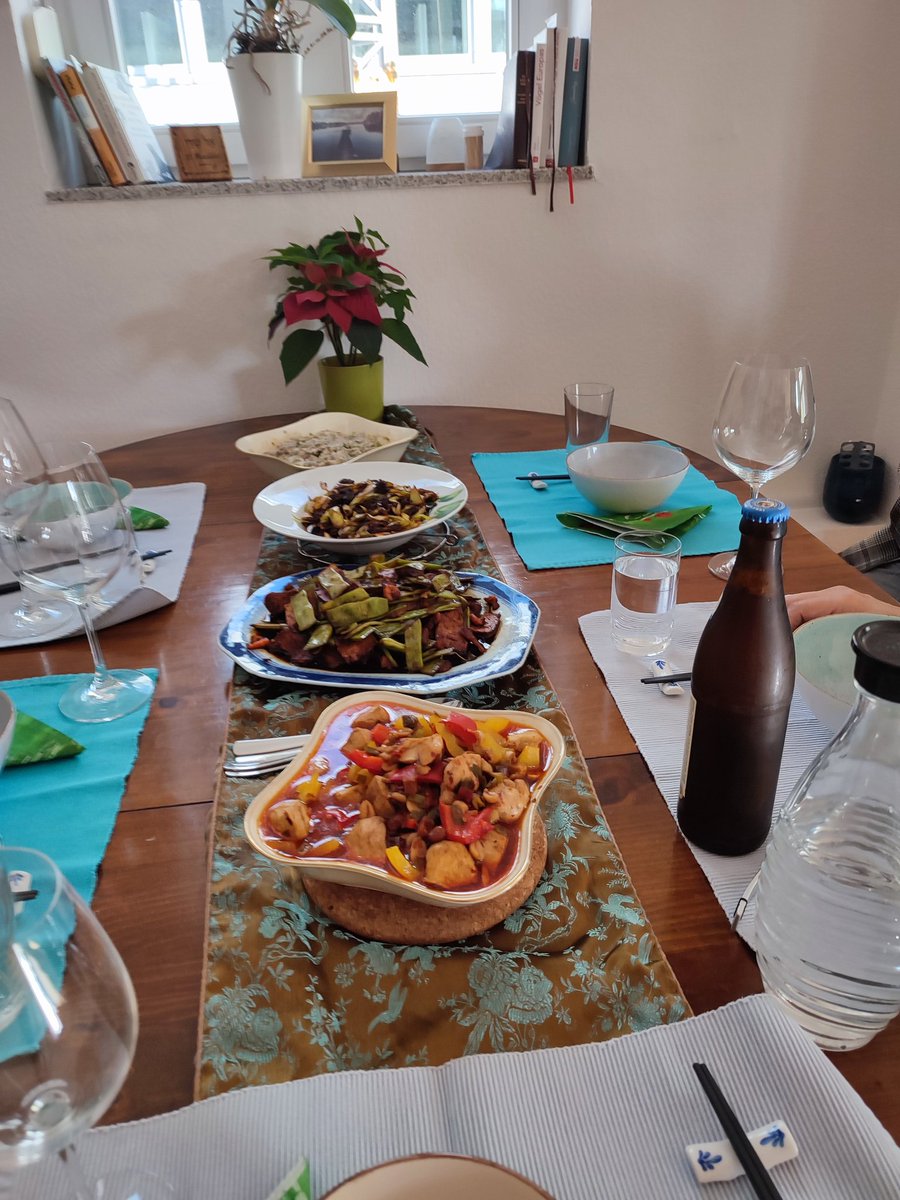 昨晚听说川普被定罪，大乐！今天一早飞中欧，我们先到卢森堡，再在德国特里尔河畔找酒店住下。

在机场喝咖啡听朋友说，川普此次定罪，即使上诉也只在纽约最高法院。一般上诉法院不会否定已由陪审团裁定的案子，只在量刑上考虑。我开心得合不拢嘴。

在朋友家吃晚餐。特里尔是古罗马凯撒驻地，遗迹不少