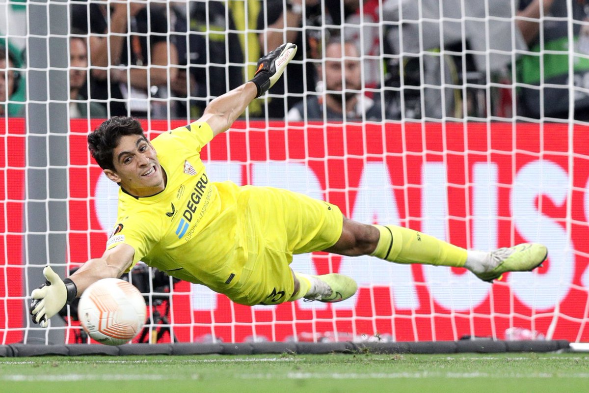 lnstantFoot's tweet photo. Il y a 1 an jour pour jour, le FC Séville remportait l'Europa League grâce à des arrêts décisifs de Yassine Bounou aux tirs au but. 🧤

Ce soir, il réitère l'exploit avec Al-Hilal en finale de King Cup face au Al-Nassr de Cristiano Ronaldo. 🤯

𝗞𝗢𝗥𝗧𝗘𝗞 𝗬𝗔 𝗕𝗢𝗡𝗢. 🇲🇦✨ https://t.co/fxoMdWKvFU