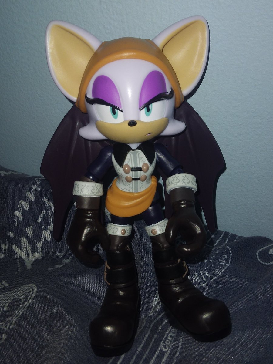 I got batten rouge toy at the gamestop
I really love her🥰😍