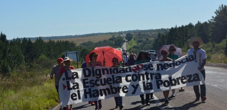 Radio_Sur's tweet photo. Continúa la lucha de las y los #docentes en #Misiones

Mientras que los efectivos policiales realizaron un acuerdo salarial del 50% con el Gobierno provincial, las y los docentes exigen que la propuesta esté por encima de la #inflación.

▶️https://t.co/AeBmbZ7dQW https://t.co/8I8sia1LF9