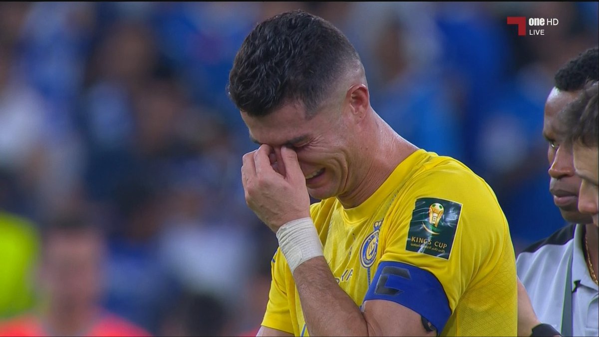 انهيار رونالدو بالنسبة لي كان مفهوم في لقطة كاس العالم بحكم أهميتها ولكن بصراحة مصدوم جدًا من ما شاهدته اليوم

ما أدري هل هو بسبب حبه الكبير لـ النصر أو شغفه في اللعبة، ما أعرف صراحة

ولكن كرستيانو يجب أن يستوعب أنه من عظماء اللعبة بدون شك وحقق الكثير والكثير جدًا في كرة القدم