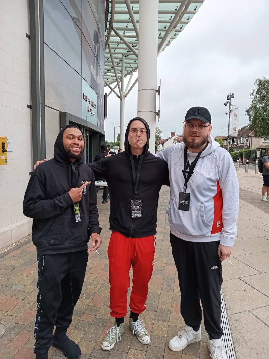 Smoke break with @aPureGangster & @Gilk3y 😎😶‍🌫️😂
U guys rock! Thanks for the pic! Good luck! 🫡🫡