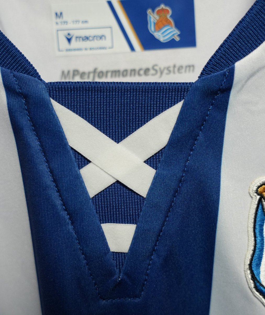 Já estamos no período de lançamento dos novos uniformes para a temporada 2024-25. Nesta semana, a Real Sociedad lançou sua nova camisa principal. Simples, bela, clássica e com um detalhe retrô sensacional na gola. O que acharam?