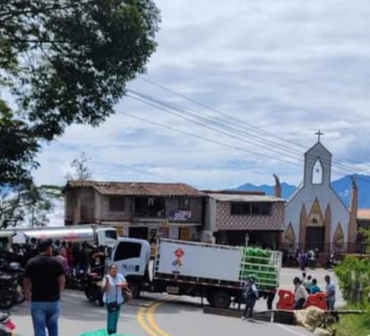 #Atención I Persiste el bloqueo de la vía Medellín-Urabá en el sector Pinguro de Buriticá. En un rango de dos km hay cinco bloqueos en los que participan alrededor de 350 personas. Al momento se reportan carros atravesados en la vía con gas y gasolina. 
📷Cortesía