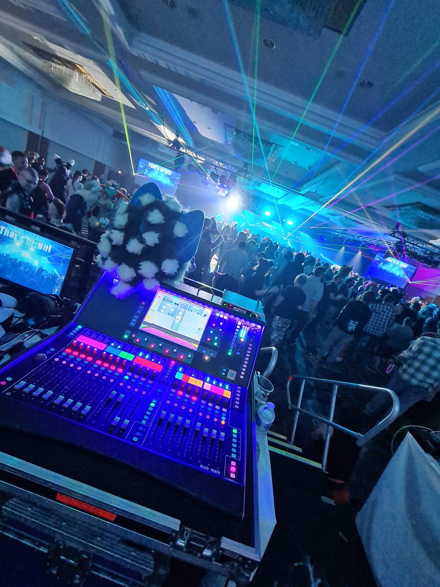 HemiHusky's tweet photo. Well that's another cfz over and out. Although I didn't "do much" I still had a blast being part of tech services. The work putting the rig up is so worth it when you stand back n watch it in full force.

So sorry hemi didn't come out much and I hope you enjoyed the show! https://t.co/TLmArK9BNk