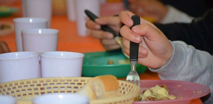 Radio_Sur's tweet photo. Exigen que se reglamente la #EmergenciaAlimentaria en #Chubut

Esta ley se aprobó en abril pero aún el Gobierno no la ha implementado. Esto genera que no lleguen los alimentos a los comedores y merenderos populares que están registrados en el #RENACOM.

▶️https://t.co/0alBK2nm1P https://t.co/GWPreyxbzy
