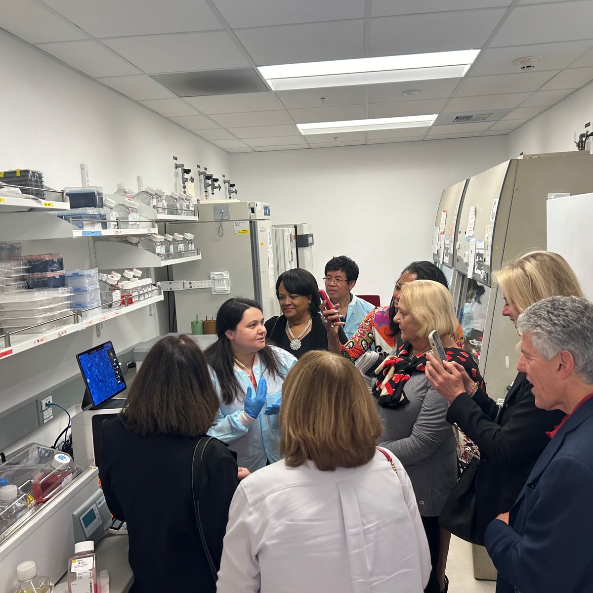 I had the incredible opportunity to tour Dr. Joe Wu's lab at Stanford. Dr. Wu is the @American_Heart President and welcomed a number of Association leaders and supporters to see firsthand the groundbreaking research and medical innovations taking place under his leadership.