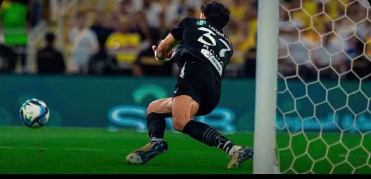 fl7ii's tweet photo. اشيلكم على كتوفي ..  من الوقت 
خايف من الطيحه وخايف عليكم

@bonoyass 
 #الهلال_النصر https://t.co/PgrhZlJDXv