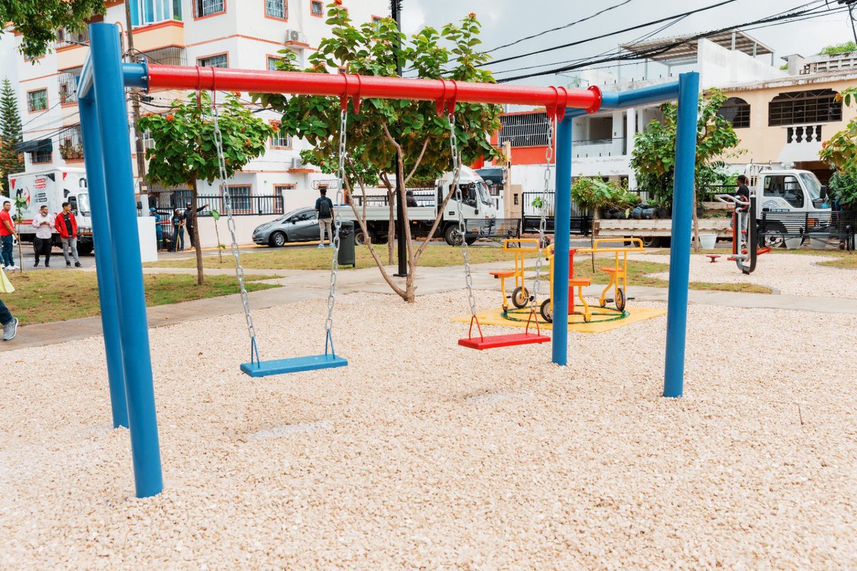 Hoy, Carolina Mejía inauguró el parque Los Corales en Santo Domingo D.N., un espacio renovado que beneficia a la comunidad de Miramar. Con áreas infantiles, gimnasio al aire libre y accesibilidad, eso tiene de to, cojan pa allá