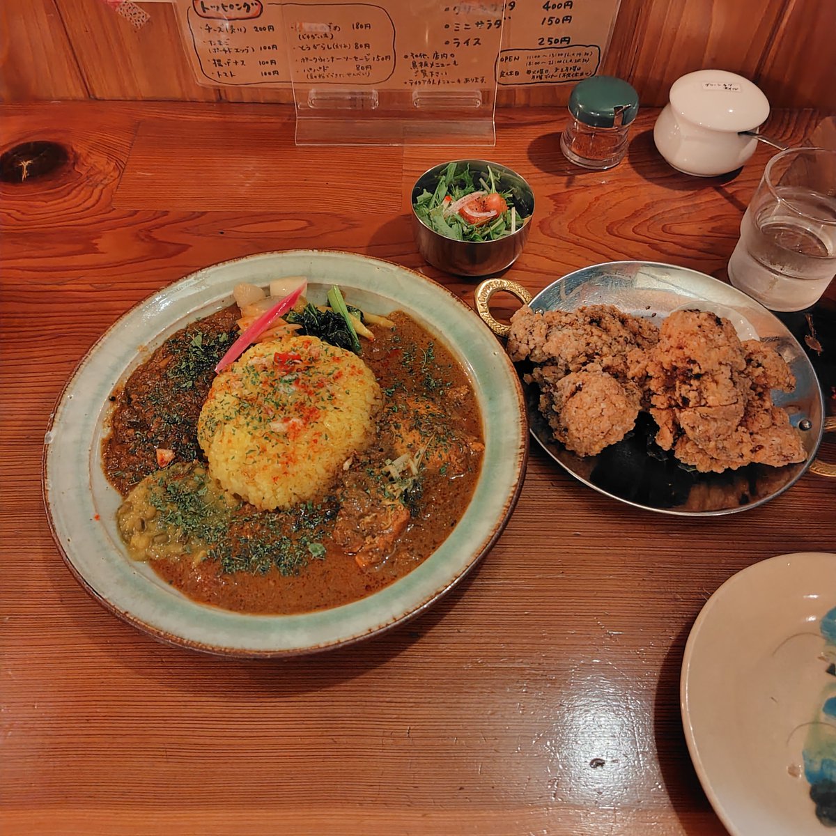 vye04005's tweet photo. アジパイ@湖山、あいがけカレー(ポークキーマカレーとチキンカレー)1100円、鶏のからあげ2個380円
いわゆるスパイスカレー🍛のこちらへ☺️
ポークもチキンも思ったよりビターな味わいで旨い😋😍😋
からあげデカい😲
https://t.co/rLf4jc6WNw
#鳥取カレー #アジパイ #asipai #スパイスカレー https://t.co/TmNWIrkNdm
