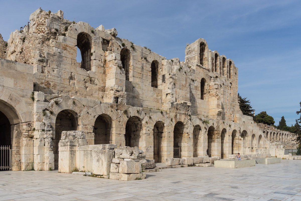 El Odeón de Herodes Ático es un edificio para audiciones musicales, erigido en el año 161 gracias a la fortuna del cónsul romano Herodes Ático, que lo hizo construir en memoria de su mujer, Apia Ania Regila, muerta el año anterior.
Buenas noches con hermosos monumentos
#ieda