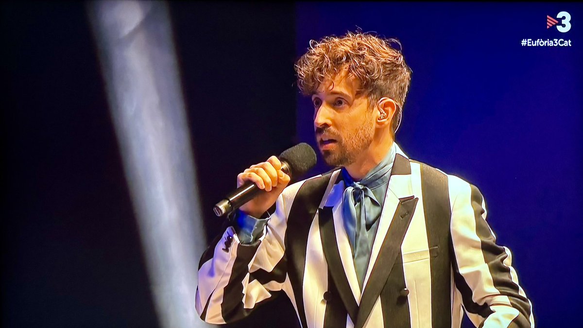 Que en Julien hagi cantat ‘Va com va’ de l’Ovidi a la final d’#Eufòria3Cat diu moltes coses. Una nació sintetitzada en una cançó, de punta a punta.