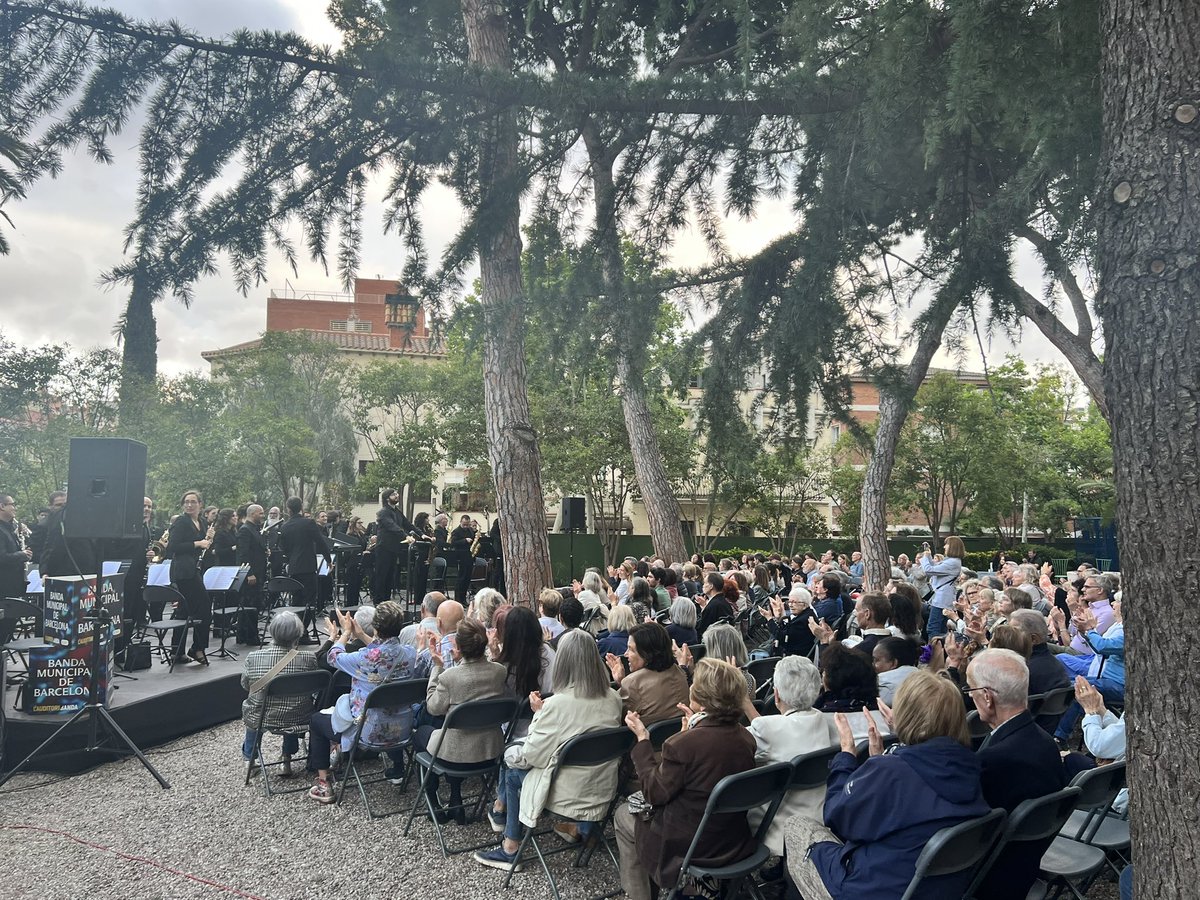 En  la fiesta mayor de Tres Torres , con <a href="/pajares_belen/">Belén Pajares</a> , disfrutando del gran concierto de la Banda Municipal de Barcelona. 

Gracias a la <a href="/AAVVTresTorres/">Associació de Veïns de Les Tres Torres</a> por invitarnos .
