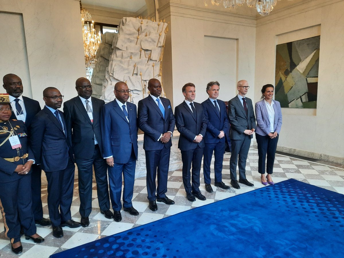 Le président <a href="/oliguinguema/">Brice Clotaire Oligui Nguema</a> et les ministres de la #transition reçus au Palais de l'#Elysée par le président #EmmanuelMacron pour une relation renouvelée entre nos deux pays 🇨🇵🇬🇦 #FranceauGabon #Gabon