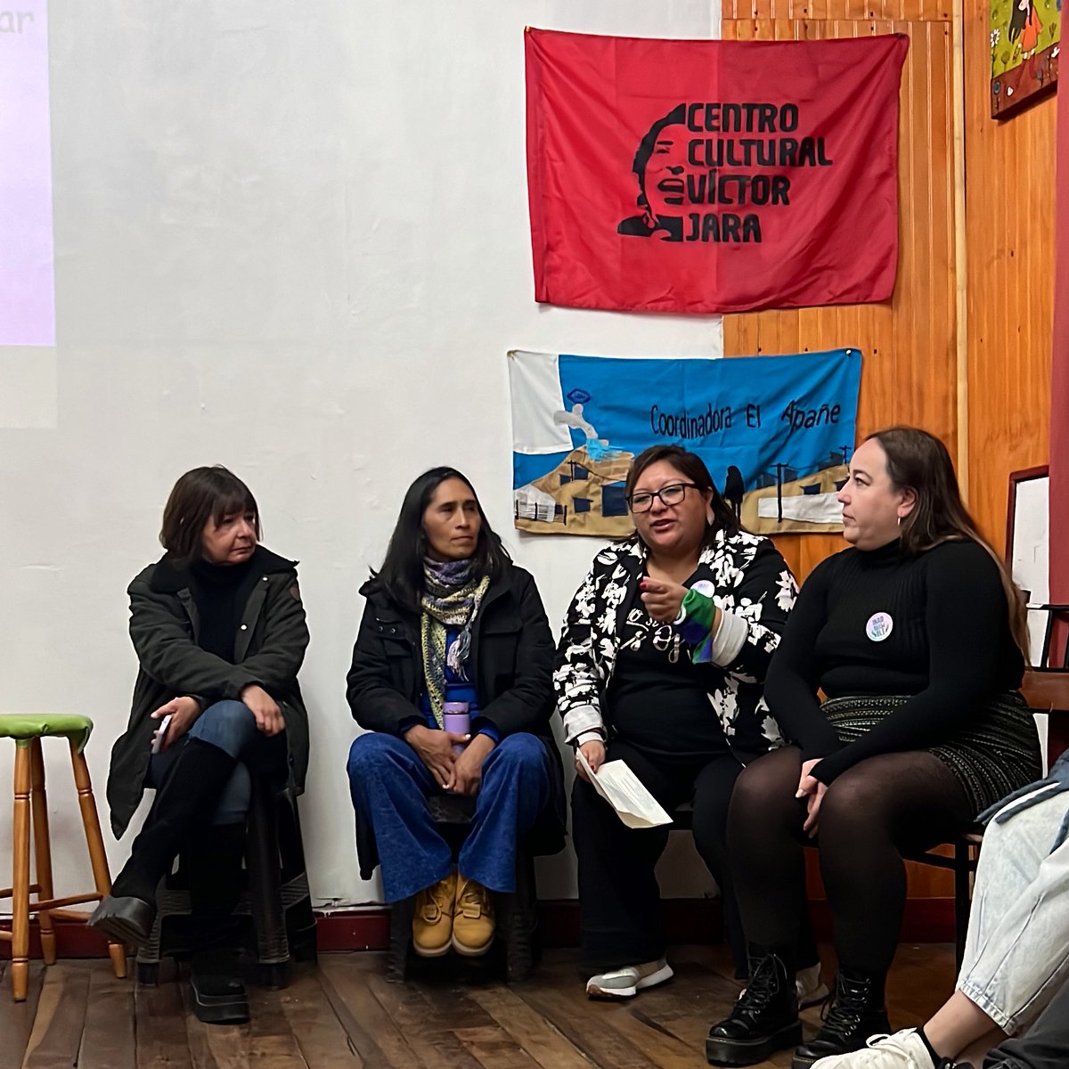 Escuchando las experiencias de compañeras de La Serena, Magallanes y Concepción sobre organización y ollas comunes, el feminismo dentro de la autogestión.

#FestivalInadmisible #LaSerena
Coordinadora El Apañe
Femsur Austral
Centro Cultural Víctor Jara