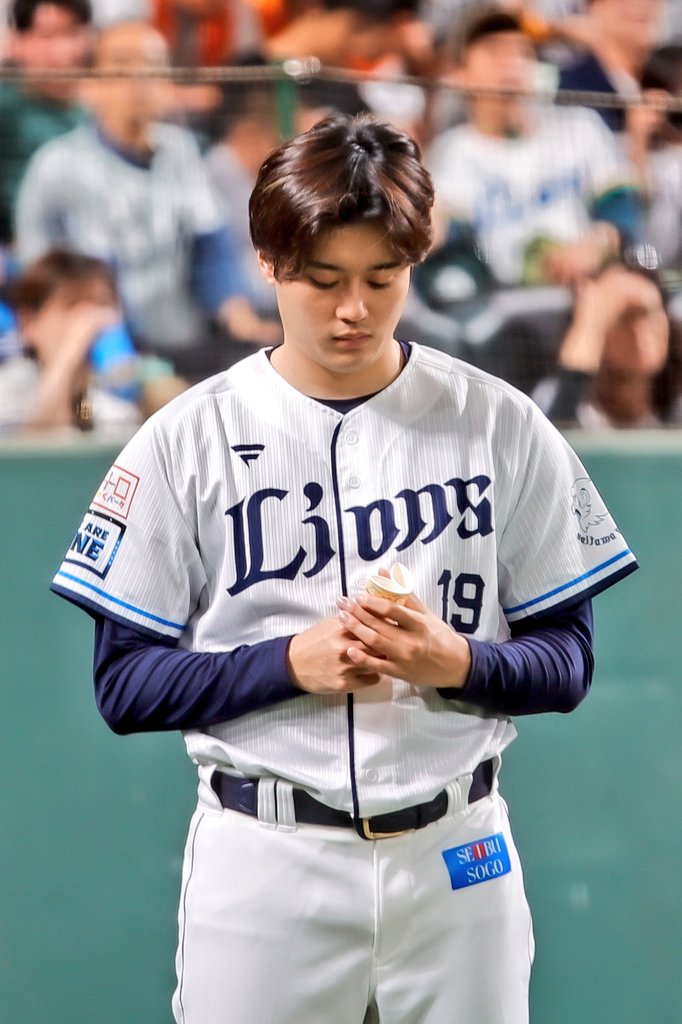 しゅんちゃん力水のコップとても丁寧にたたむのね。
#seibulions 
#佐藤隼輔