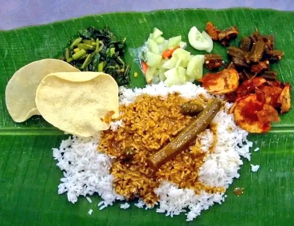im__inba1's tweet photo. சோறு - சாதம்
(யோசிக்க வைத்த வரிகள்)

இந்த சொற்களுக்கு பின்னால் மிகப்பெரிய அரசியல் இருக்கிறது. நம்மில் எத்தனைப் பேர் பொதுவெளியில் சோறு என்ற சொல்லை பயன்படுத்துகிறோம்.

கல்யாண விருந்தில் சத்தமாக "சோறு கொண்டு வாங்க" என்று நாம் கூப்பிடுகிறோமா? கூப்பிடுவதில்லை.

காரணம், நம்மை அறியாமல் சோறு என்ற சொல்லை ஒரு தாழ்ச்சிக்குரிய ஒன்றாக மாற்றி வைத்திருக்கிறார்கள்.

நகைச்சுவைத் துணுக்குகளில், திரைப்படங்களின் நகைச்சுவைக் காட்சிகளில் பிச்சைக்காரர் கதாபாத்திரம் "அம்மா, தாயே சோறு போடு தாயீ" என்று கூறுவதாக வரும்.

எந்த பிச்சைக்காரனாவது "அம்மா தாயே சாதம் போடுங்க" என்று வருகிறதா?
அது ஏன்?

திட்டமிட்டுச் சோறு கீழான ஒன்றாக காட்டப்படுகிறது; சாதம் உயர்வான ஒன்றாக மாற்றப்படுகிறது.

சோறு என்பது சங்க இலக்கிய காலத்தில் இருந்து நம்முடன் வருகிறது.

"பெருஞ்சோற்று உதியன்" என்ற அடைமொழியுடன் புறநானூற்றில் வேந்தர்கள் வந்து போகிறார்கள். "வயிற்றுக்குச் சோறிட வேண்டும் - இங்கு வாழும் மனிதருக்கெல்லாம்" என்று பாரதி பாடியுள்ளான்.

இழிவு செய்யும் இடங்களில் மறக்காமல் சோறு எனக் குறிப்பிடப்படுகிறது. "சோத்துக்கு வழியில்லாத நாயி" என்று திரைப்படங்களில் பேசப்படுவதை பார்க்கிறோம். "சாதத்துக்கு வழியில்லாத நாயி" என்று எழுதப்படுகிறதா? காரணம்?
அதன் பின்னால் உள்ள அரசியல்.
"கல்யாண சமையல் சாதம்" என்று புகழ்ந்து பாடல் வரும்.
"எச்ச சோறு" என்று இகழ்ந்து வசனம் வரும். இதில் இருந்தே இதன் பின்னுள்ள அரசியலை புரிந்து கொள்ளலாம்.

உச்சக்கட்டமாக வீடுகளில் பிள்ளைகளை திட்ட "தண்டச் சோறு" என்ற இடம் வரை வந்து நிற்கிறது. எங்காவது " தண்ட சாதம்" என்று சொல்வதுண்டா?

சாதம் என்ற சொல், பிரசாதம் என்ற சொல்லின் விகுதி. பிரசாதம் என்பது உயர்வான ஒன்றாக பார்க்கப்படுகிறது.அந்த சொல்லின்
சரிபாதி சாதம்என்பது ஏதோ ஒருநாளில் பெயர் சூட்டுவிழா கண்டுள்ளது.

உணவு விடுதிகளில் புளியஞ்சோறு, எலுமிச்சைச் சோறு, தக்காளிச் சோறு என்பது இடமாறி, புளி சாதம், எலுமிச்சை சாதம், தயிர் சாதம், தக்காளி சாதம் என்று பட்டியல் நீள்கிறது. குழந்தைகளுக்கு பருப்புச் சோறு ஊட்டப்பட்டது போய் பருப்பு
சாதம் கொடுப்பது உயர்வாக மாறி
நிற்கிறது.
தாய்மொழியில் பேசமுடியாத ஒருவன் எப்படி தாய்மொழிக்காக
சிந்திக்க செய்வான்!??