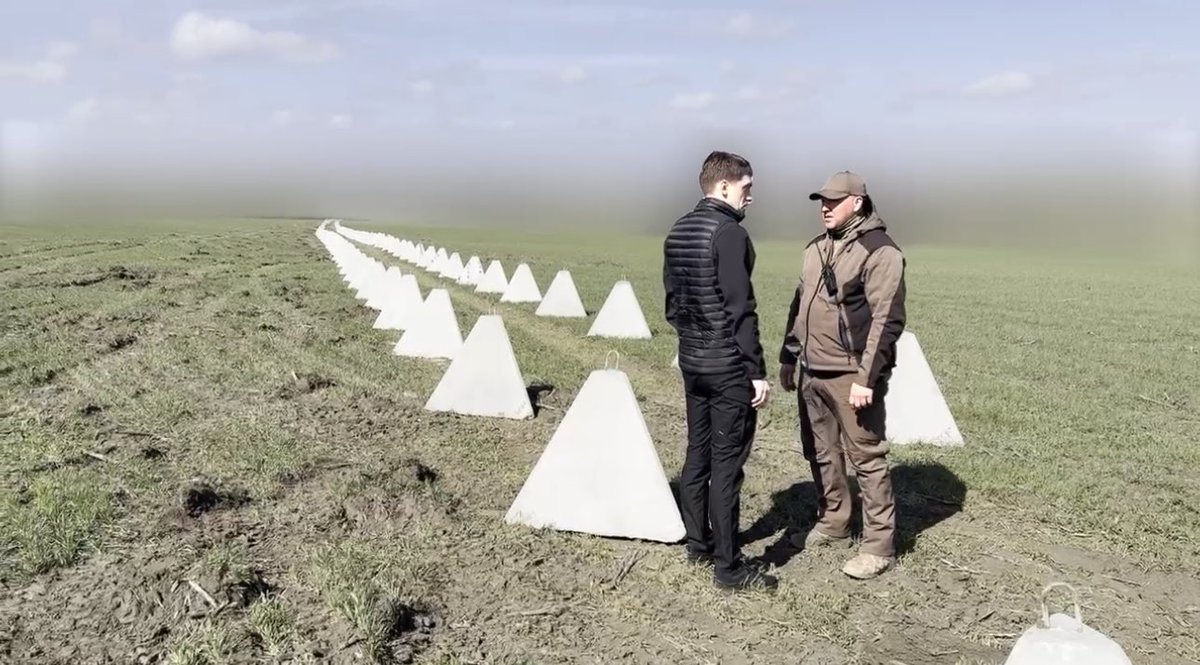 SororInimicorum's tweet image. #DragonTeeth 1. Russian Dragon Teeth from the #SurovikinLine that broke #Zelensky’s teeth in his counter-oink last summer…2. UkroNazi “baby” dragon teeth (saved on concrete!) 3. The heaps of these lying around wherever Russians r advancing. Nobody cared to install them. #Ukraine