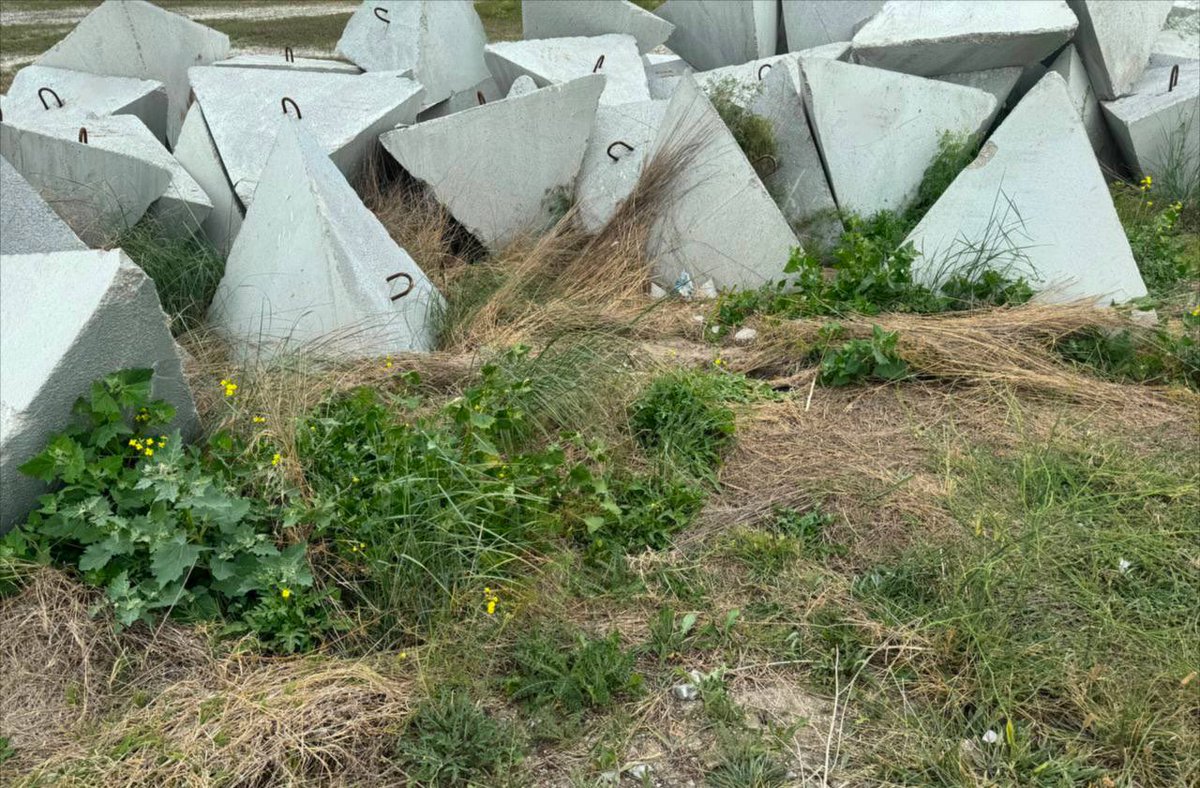 SororInimicorum's tweet image. #DragonTeeth 1. Russian Dragon Teeth from the #SurovikinLine that broke #Zelensky’s teeth in his counter-oink last summer…2. UkroNazi “baby” dragon teeth (saved on concrete!) 3. The heaps of these lying around wherever Russians r advancing. Nobody cared to install them. #Ukraine