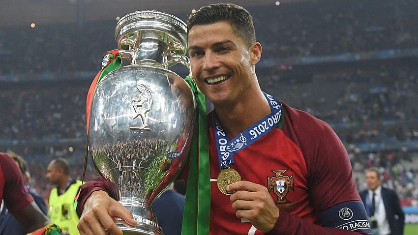 Será sempre o meu ídolo…
É uma vergonha o maior da história de Portugal ser mais ídolo no Brasil que em Portugal
Povo invejoso e desrespeitador

O Ronaldo não são golos,não são troféus… o Ronaldo levou o nome de Portugal ao mundo todo
Respeitem o Melhor Português da História💚