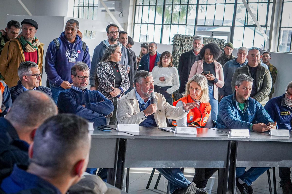 Reunião importante com a prefeita de Pelotas, Paula Mascarenhas, com lideranças locais e com o time técnico da Universidade Federal de Pelotas. Fui apresentado à sala de comando da cidade, de onde a equipe coordenada pela universidade monitora em tempo real o deslocamento da água