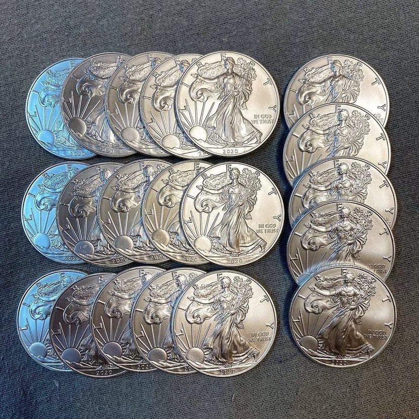 20 Silver Eagles 🔥
Bin or dm to claim $660

#silver #silverjewelry #silverforsale #coin #usasilver #europeansilver #coinforeveryone #coinbase #coincollecting #coinforsale #californiasilver #bara #numeristics