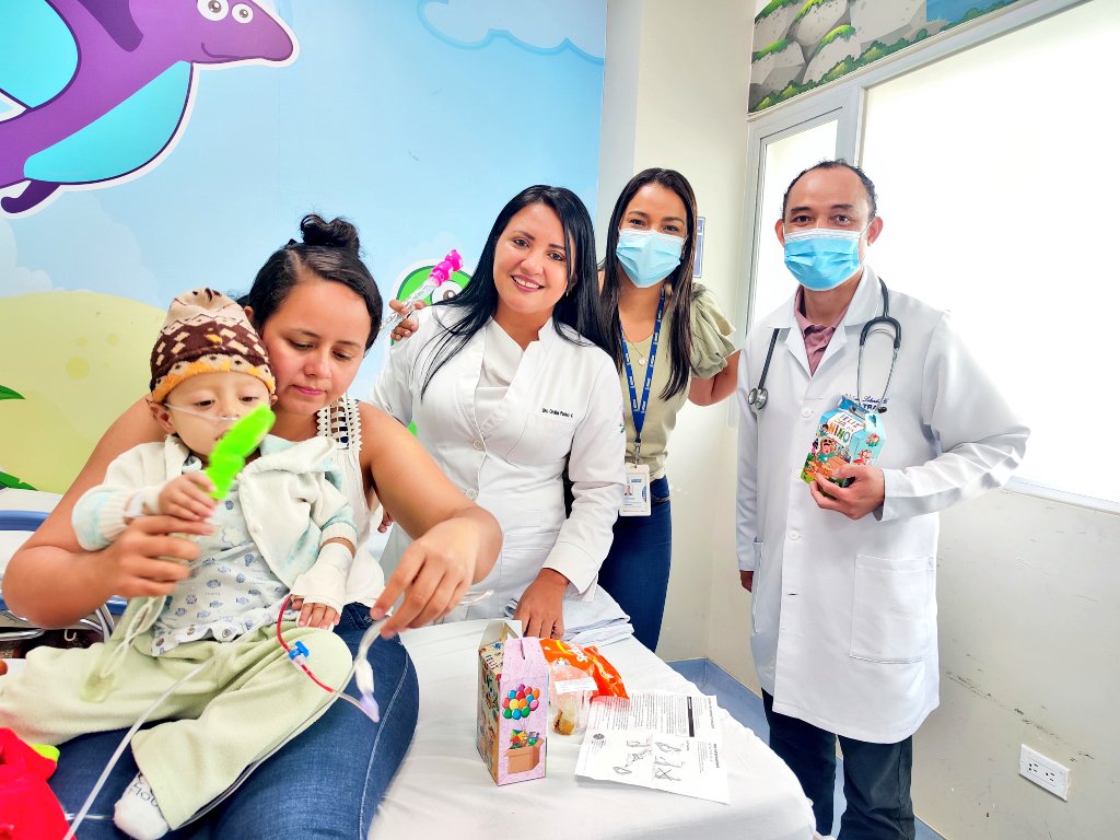LosRiosIESS's tweet photo. #BuenasNoticiasIESS | Celebramos a nuestros niños 🙎🧚‍♀️en su día. Personal del 🏥 IESS Quevedo recorrió las áreas pediátricas de la unidad médica llevando alegría a los pequeñitos que por diferentes circunstancias se encontraban en el hospital. https://t.co/HhOoaAkYS2