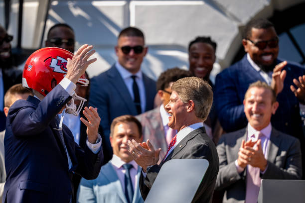 📸 President Biden just welcomed the Super Bowl Champion Kansas City Chiefs to the White House. The team presented him with a signed Chiefs helmet and dared him to put it on, and he did! Isn't it great to have a president with a sense of humor? 😂😂 😂