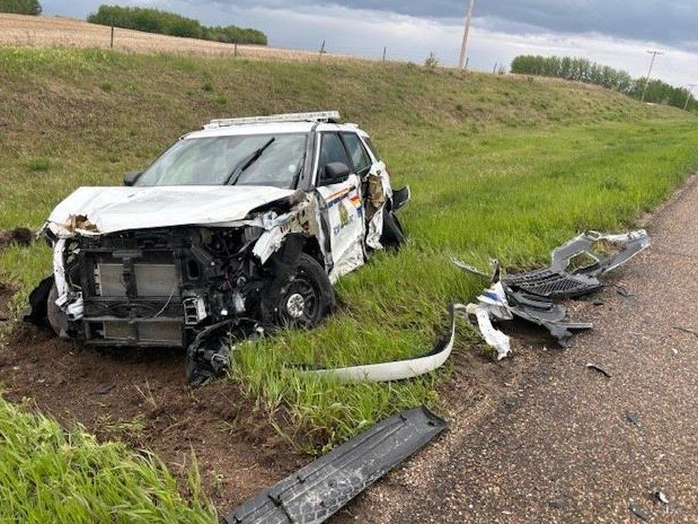RCMP cruiser badly damaged after being rammed on Saskatchewan highway: A manhunt is underway after the cruiser was repeatedly rammed on Thursday on Hwy 40 near Neilburg, Sask. sending an officer to hospital. 

#sask #crime bit.ly/3R8gPJq