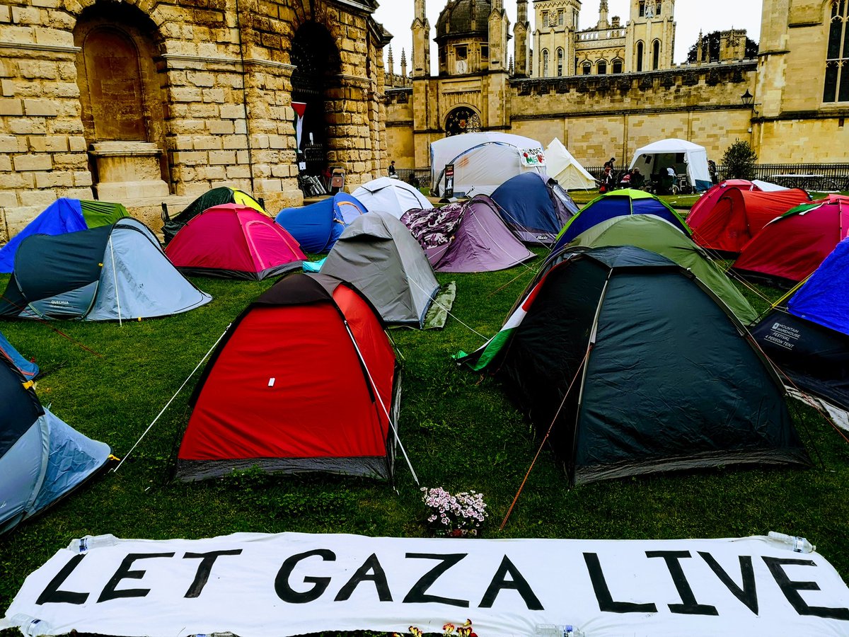 At #Oxford @healthW4pal Vigil this evening outside the Radcliffe Camera @OxAct4Pal encampment. It took my dear friend 20mins to read out the list of healthworkers killed by Israel since Oct 7. Over 520 names. When we held our first Vigil, in Dec 23, it took 5mins. #notatarget
