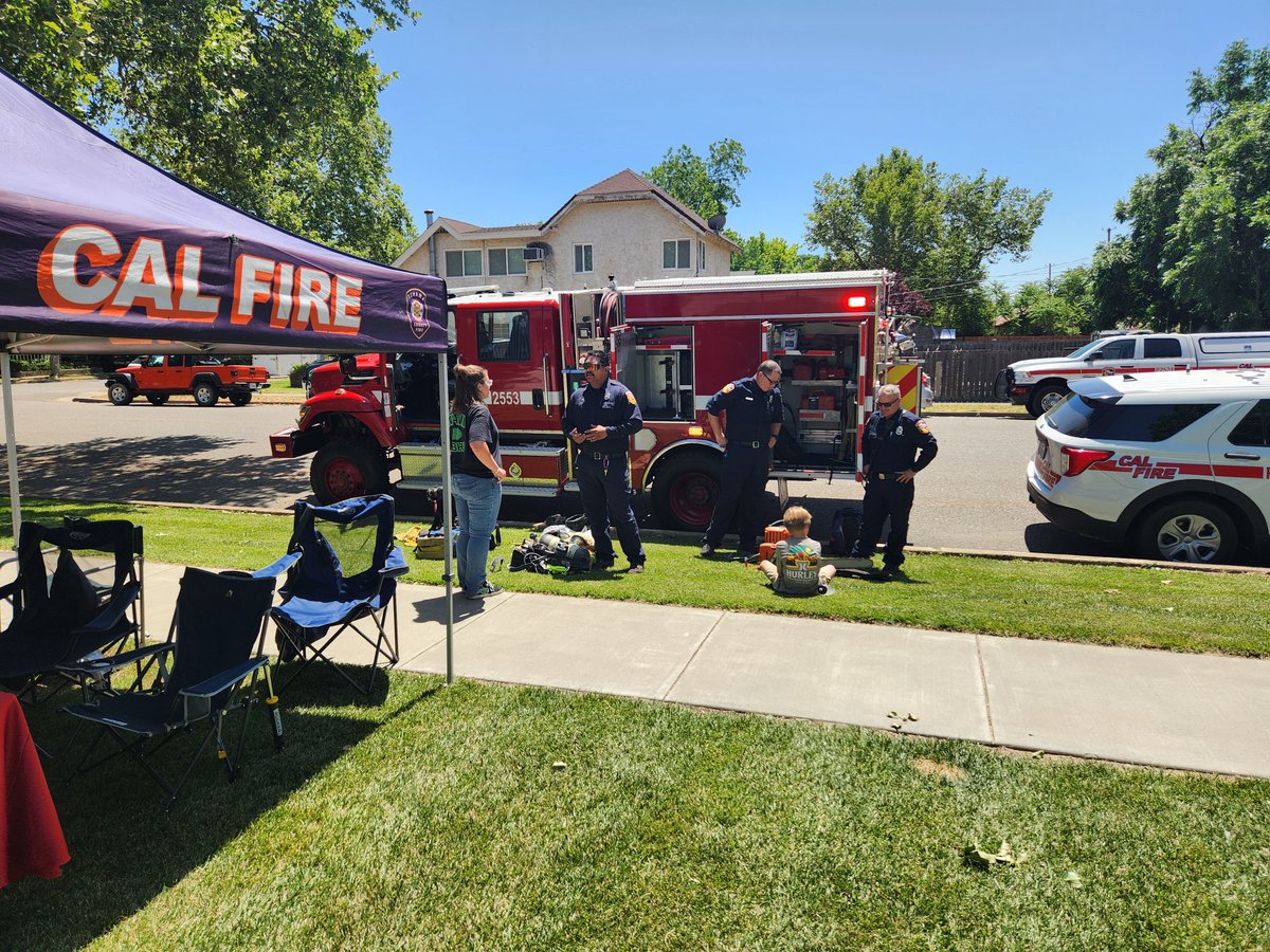 Personnel from CAL FIRE Baker Station and the Fire Prevention Bureau attended the Community Health Resource Fair at Lincoln Street School in Red Bluff providing fire safety education along with our partners from @RedBluffFire and Tehama County Probation Department.