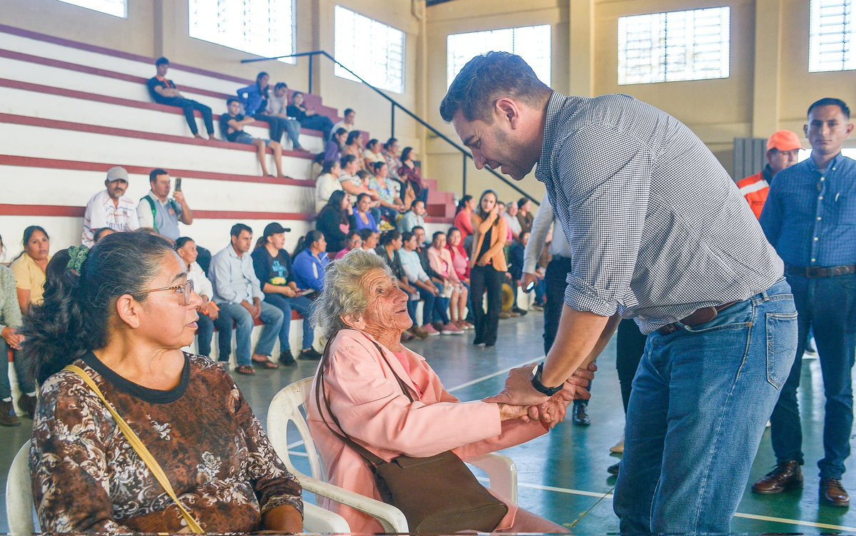 ViceParaguay's tweet photo. El gobierno asiste a familias afectadas por inundaciones. Llegó a Ñeembucú un convoy de camiones cargados con 310.000 kilos de víveres contenidos en 10.000 kits que serán distribuidos a los damnificados. El vicepresidente @AllianaPedro participó de las primeras entregas. https://t.co/RK6WvuvrIM