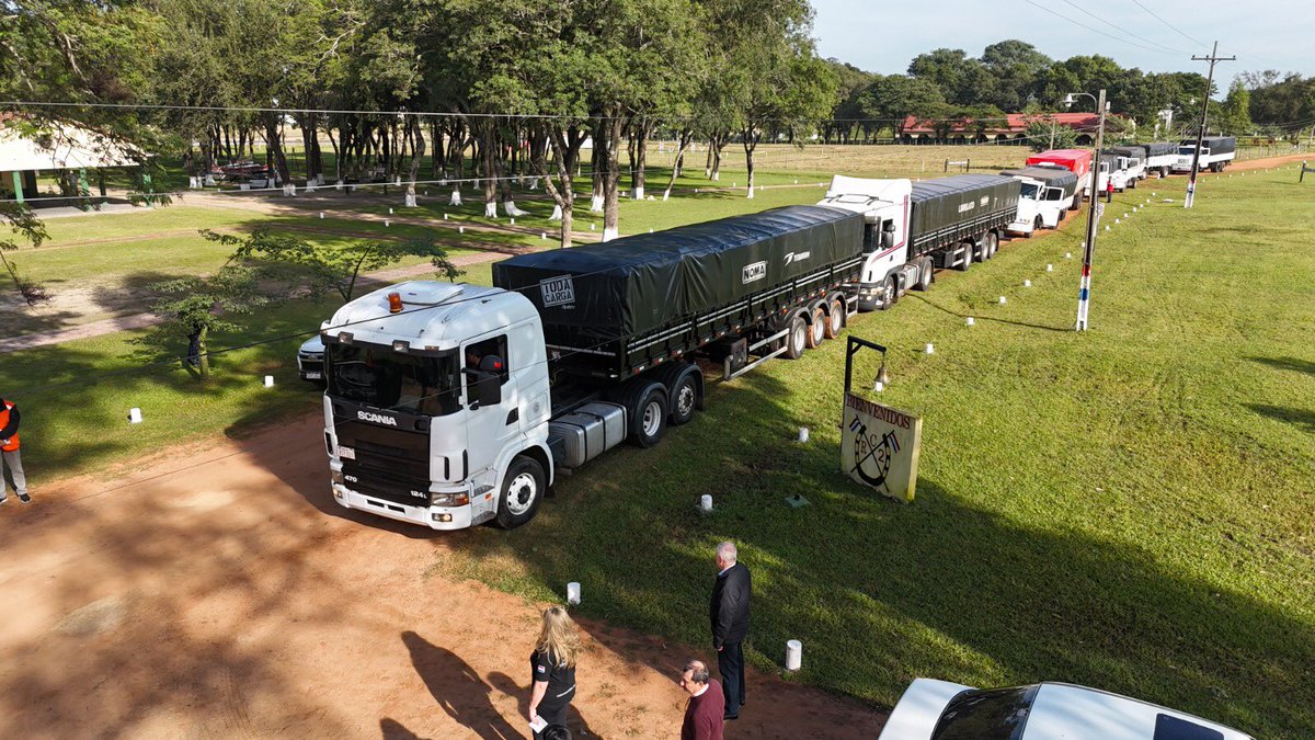 ViceParaguay's tweet photo. El gobierno asiste a familias afectadas por inundaciones. Llegó a Ñeembucú un convoy de camiones cargados con 310.000 kilos de víveres contenidos en 10.000 kits que serán distribuidos a los damnificados. El vicepresidente @AllianaPedro participó de las primeras entregas. https://t.co/RK6WvuvrIM
