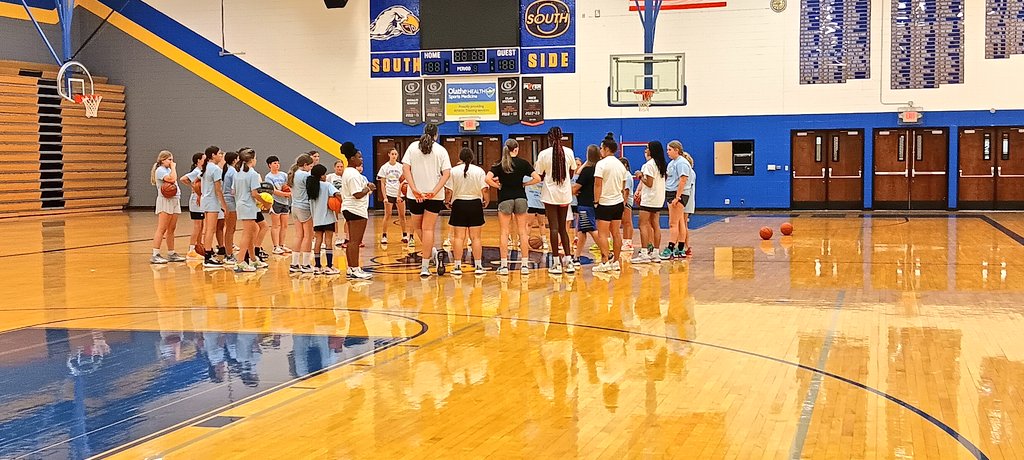 sjmott83's tweet photo. Thank you for an awesome bball camp, @OS_LadyFalconBB ! Fiona had an absolute blast💙💛🏀💛💙 https://t.co/bpN7QGNwcQ