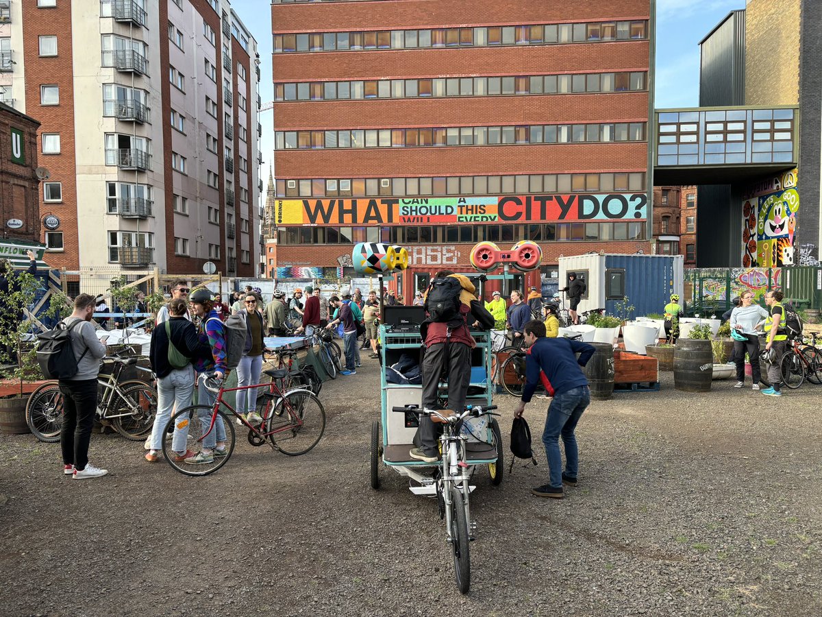 playthinkbrink's tweet photo. That was a lot of fun. Thanks to @criticalmassbelfast for organising a wonderful music filled bike ride through the city #twowheelsgood #travellingtunes #takebackthestreets #allagesfun https://t.co/eislhVo9nf
