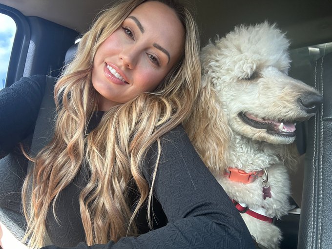 Just me and my bestie 🐩 🧡 https://t.co/NaOzKmjVQD