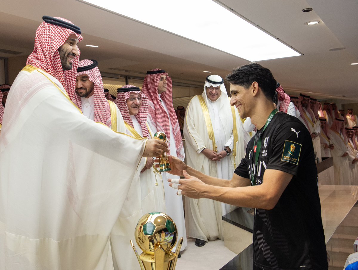 Bandaralgaloud's tweet photo. نيابة عن سيدي #خادم_الحرمين_الشريفين .. سمو سيدي #ولي_العهد يتوج فريق الهلال بكأس خادم الحرمين الشريفين للموسم الرياضي 2023 - 2024. https://t.co/CBYJuqab0M