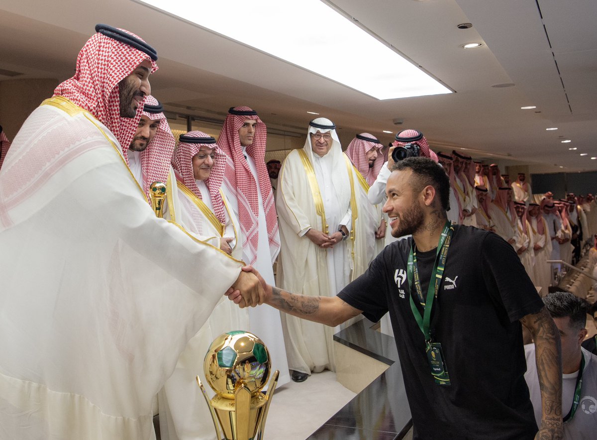 Bandaralgaloud's tweet photo. نيابة عن سيدي #خادم_الحرمين_الشريفين .. سمو سيدي #ولي_العهد يتوج فريق الهلال بكأس خادم الحرمين الشريفين للموسم الرياضي 2023 - 2024. https://t.co/CBYJuqab0M