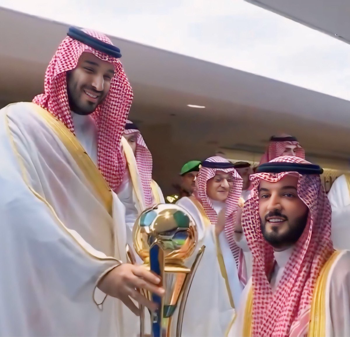 HRHMBNSALMAAN's tweet photo. صور | #ولي_العهد الأمير محمد بن سلمان يتوج لاعبي #الهلال بكأس خادم الحرمين الشريفين 2024 

#نهائي_أغلى_الكؤوس 🏆
#الهلال_النصر https://t.co/Ubj0UNV8ne