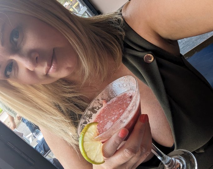 Night off ..Relax &amp; drink strawberry cocktails 🍸💖 https://t.co/g7N4SaoeS1