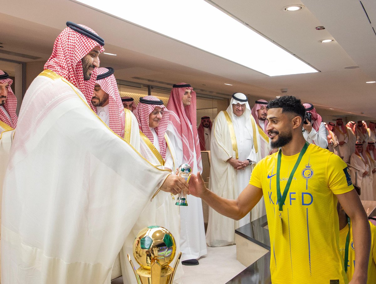 HRHMBNSALMAAN's tweet photo. نيابة عن سيدي #خادم_الحرمين_الشريفين سمو سيدي #ولي_العهد الامير محمد بن سلمان يُكرم فريق #النصر  في كأس خادم الحرمين الشريفين للموسم الرياضي 2023 - 2024. https://t.co/Z4SsEdB7hR