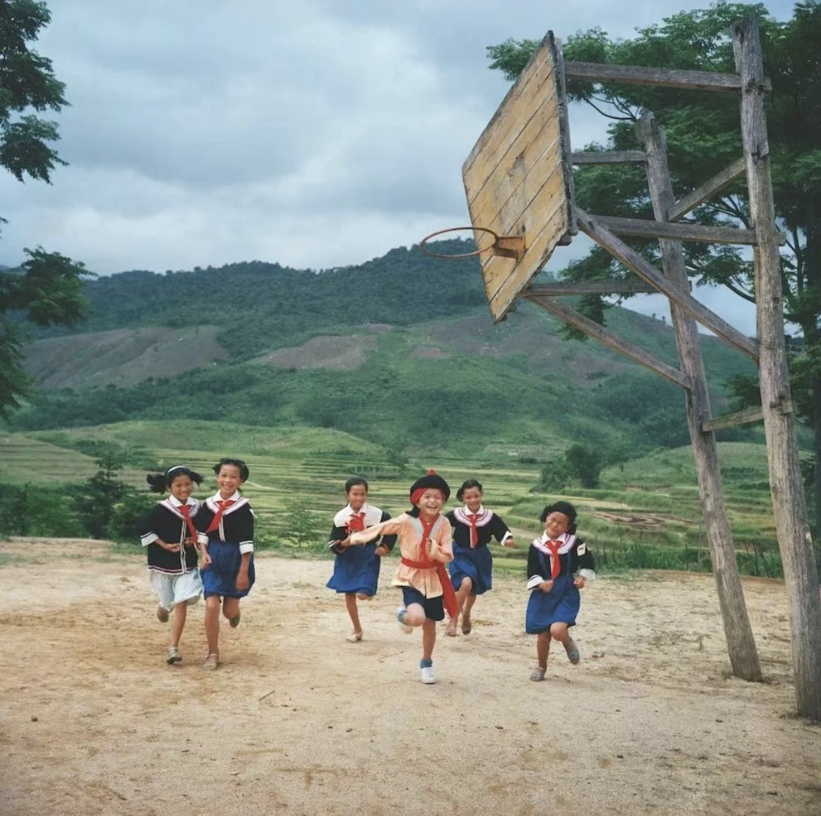 Happy  International Children’s Day!
Chinese children in non-mobile era, 1980s.
©️ Ryoji Akiyama