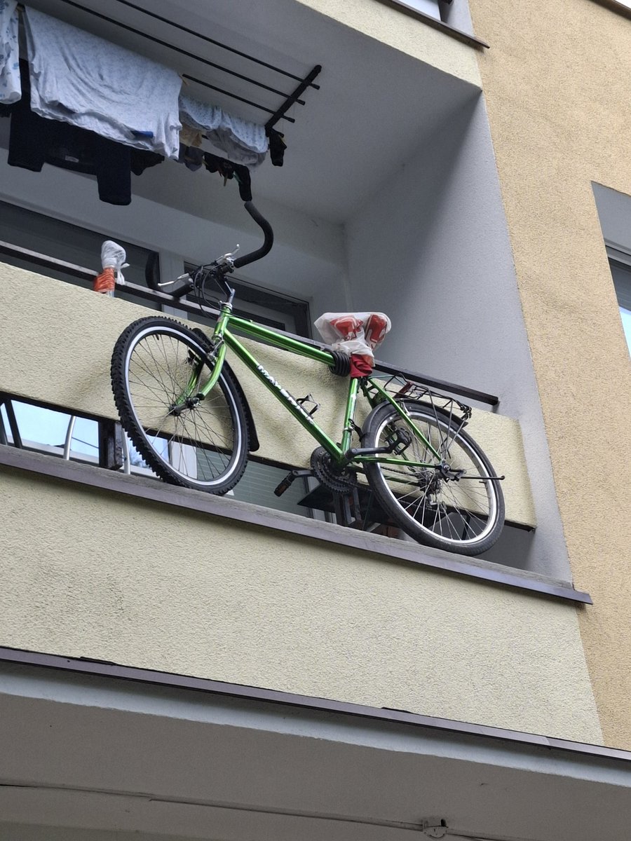 ciekawi mnie jakim cudem ten rower tak se stoi. 
obstawiam ze byl wstawiany na slowo harcerza.