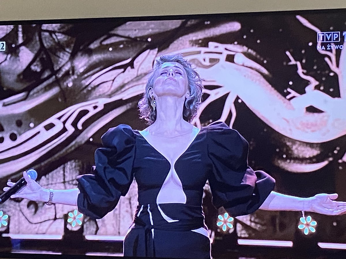 Natalia Niemen to mistrzyni w przekombinowaniu piosenek, które tego nie wymagają. Jej „Dziwny jest ten świat” totalnie do mnie nie trafia. 😳 #Opole #TVP