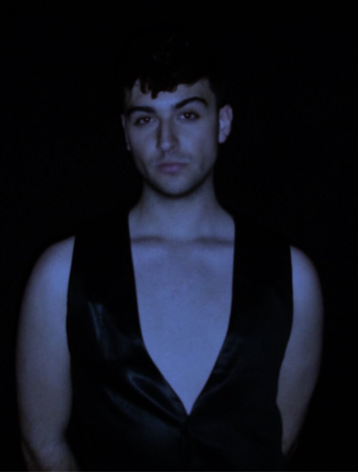 bonasversion's tweet image. las fotos d jj con este filtro son tan chase atlantic coded 🖤