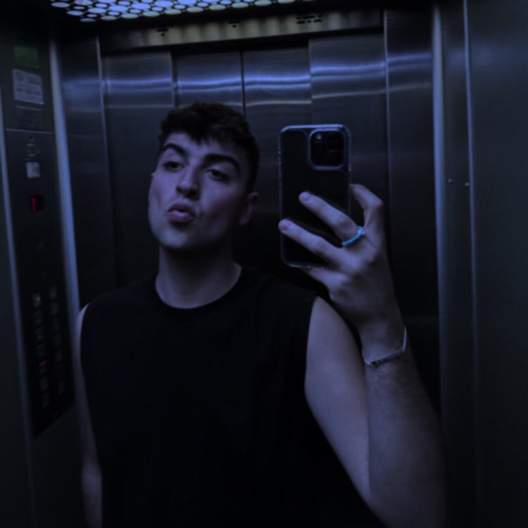 bonasversion's tweet image. las fotos d jj con este filtro son tan chase atlantic coded 🖤