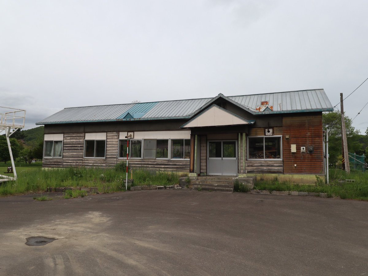 かつてこの場所が渚滑線「濁川駅」であったことを示す唯一の生き証人である駅舎とホーム跡は、パークゴルフ場の隅っこにしれーっと佇んでいた…
これが本当の「隅っこ暮らし」…